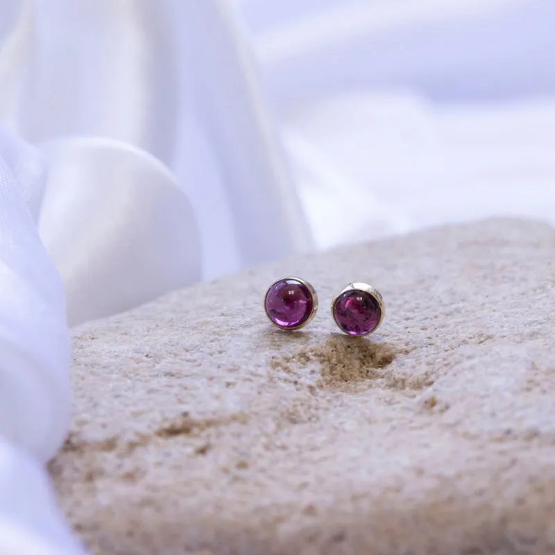 14K Yellow Gold Round Red Garnet 4mm Stud Earrings