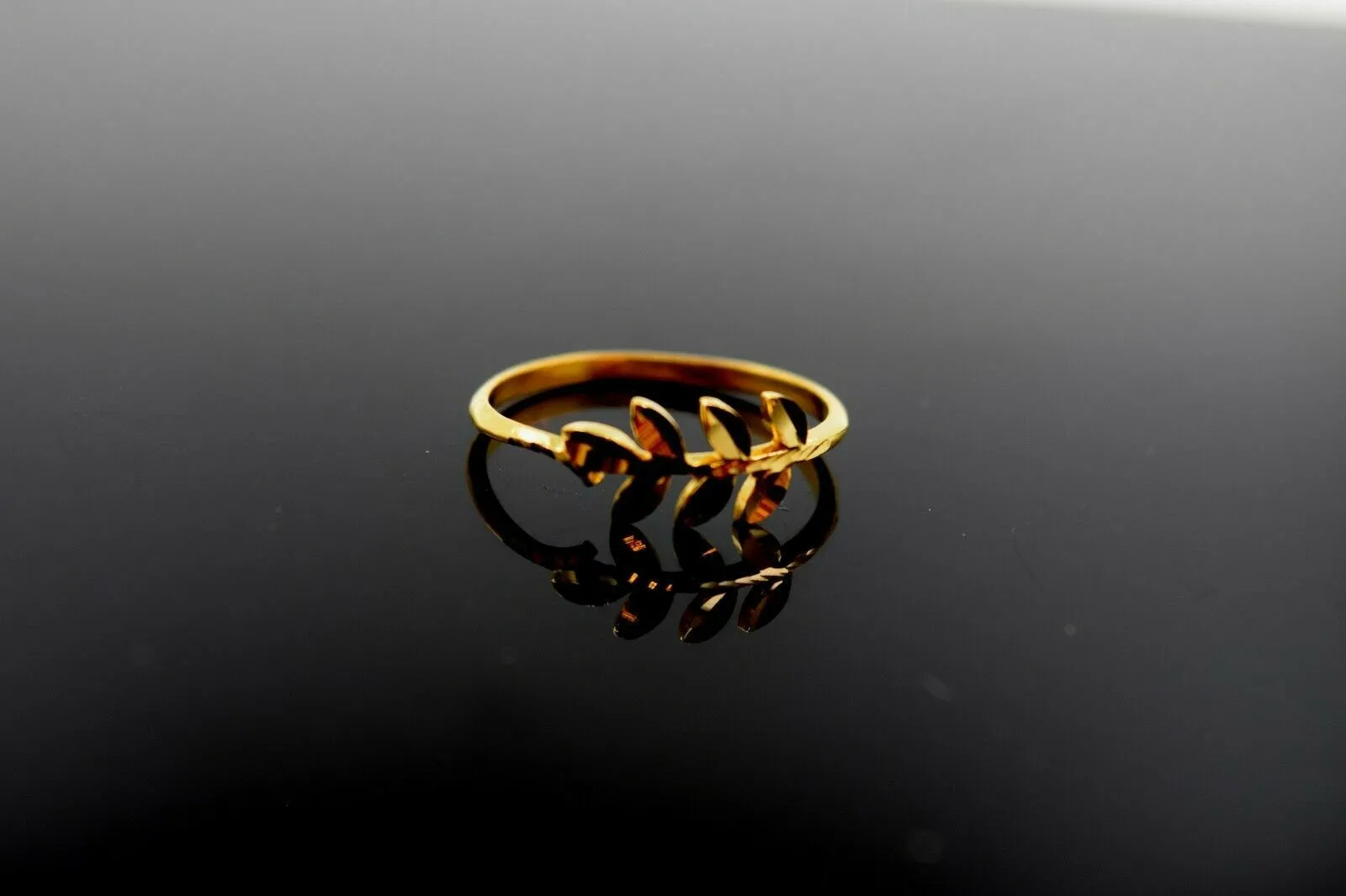 22k Ring Solid Gold ELEGANT Charm Mens Leaf Ring SIZE 8 RESIZABLE r1730