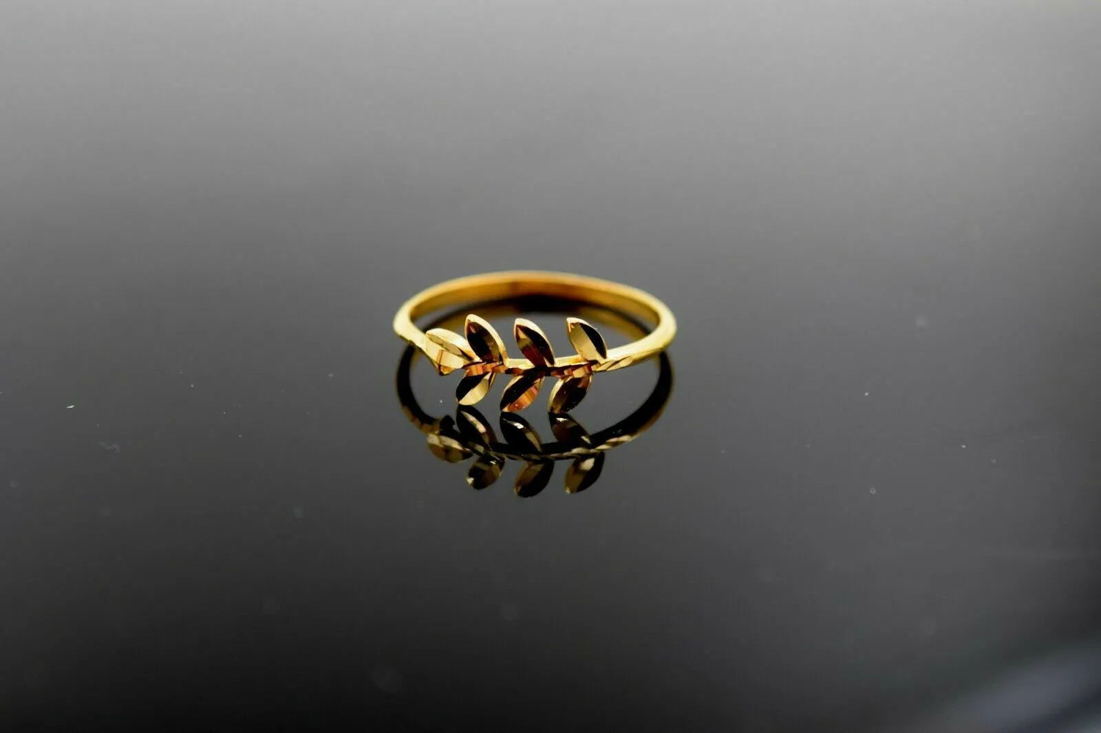 22k Ring Solid Gold ELEGANT Charm Mens Leaf Ring SIZE 8 RESIZABLE r1730