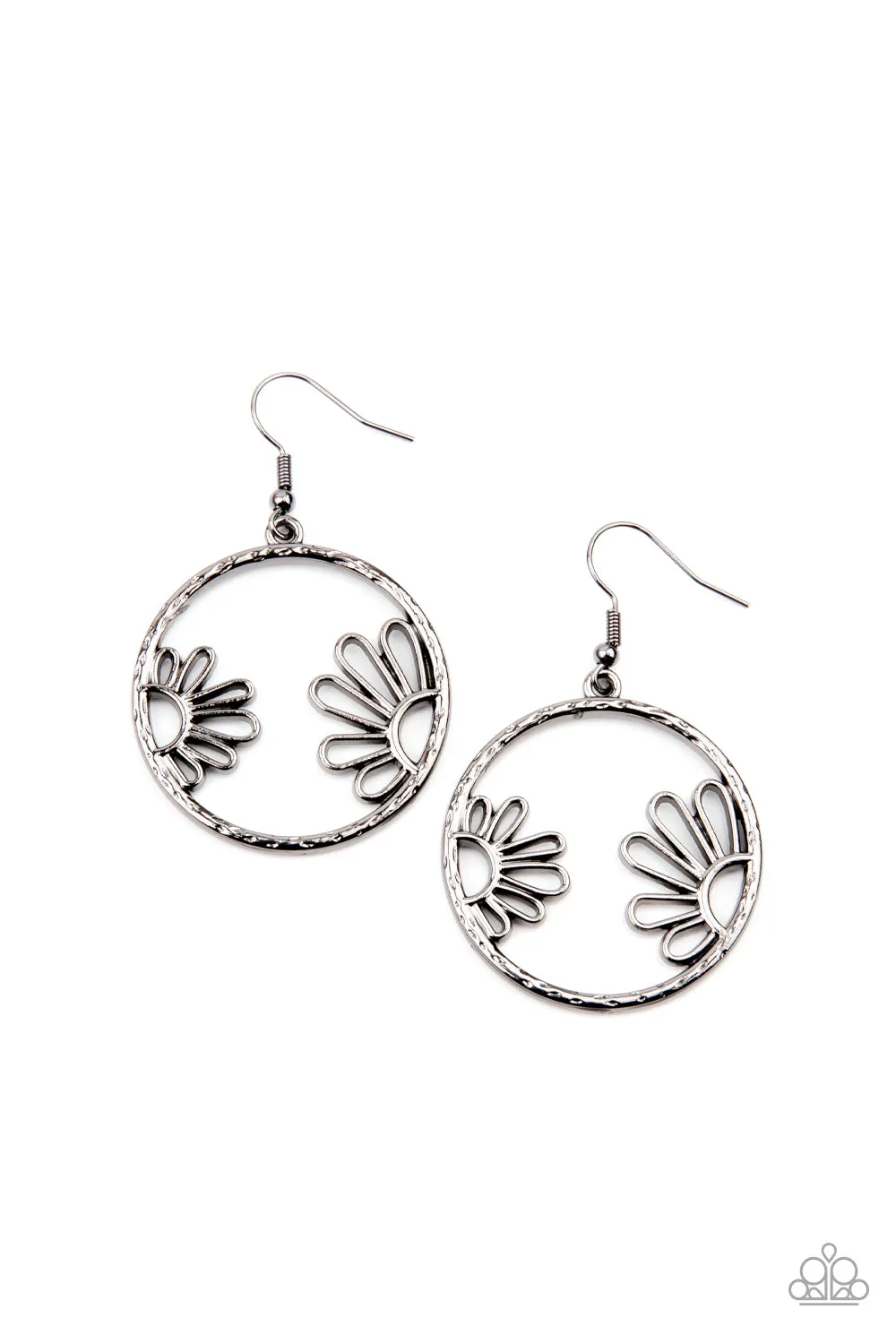 Demurely Daisy - Black Earring