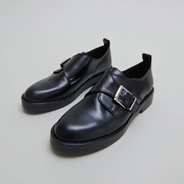 Derbies with adjustable buckles in black glazed leather