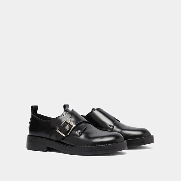 Derbies with adjustable buckles in black glazed leather