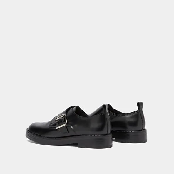 Derbies with adjustable buckles in black glazed leather