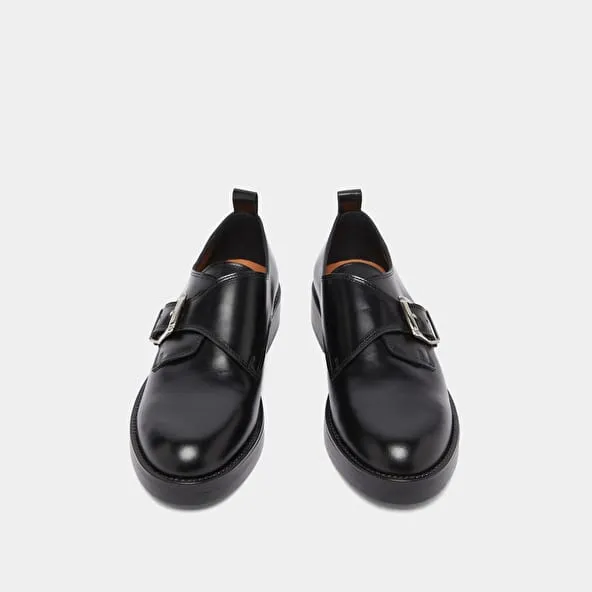 Derbies with adjustable buckles in black glazed leather