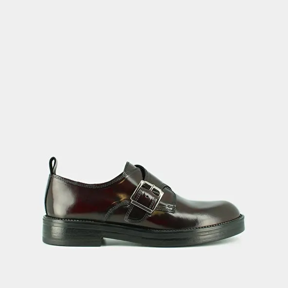 Derbies with adjustable buckles in burgundy glazed leather