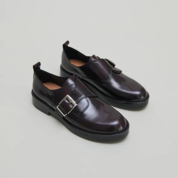 Derbies with adjustable buckles in burgundy glazed leather