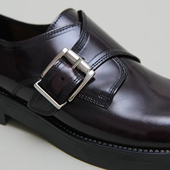 Derbies with adjustable buckles in burgundy glazed leather