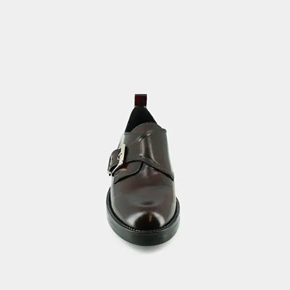 Derbies with adjustable buckles in burgundy glazed leather