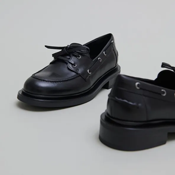 Thick lace-up Derbies in black leather