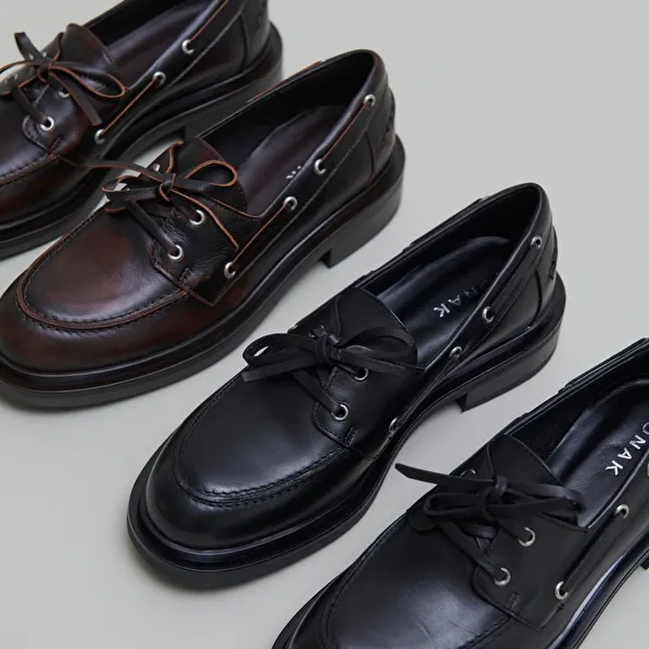 Thick lace-up Derbies in black leather